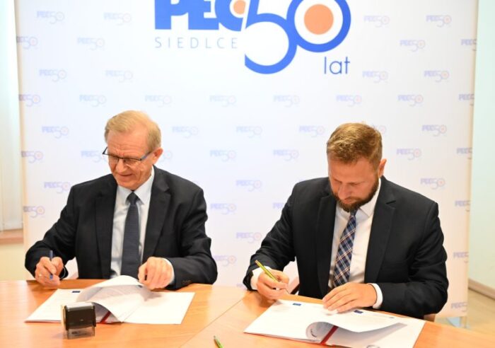 Podpisanie umowy z firmą SAMSON Sp. z o.o. Automatyka i Technika Pomiarowa, od lewej Prezes Zarządu Samson Sp. z o.o. Artur Kaplar, Prezes Zarządu PEC Siedlce Wojciech Pawlik