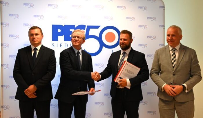 Podpisanie umowy z firmą SAMSON Sp. z o.o. Automatyka i Technika Pomiarowa, od lewej Członek Zarządu PEC Siedlce Dariusz Napiórkowski, Prezes Zarządu Samson Sp. z o.o. Artur Kaplar, Prezes Zarządu PEC Siedlce Wojciech Pawlik, Prezydent Miasta Siedlce Tomasz Hapunowicz