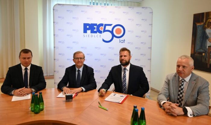 Podpisanie umowy z firmą SAMSON Sp. z o.o. Automatyka i Technika Pomiarowa, od lewej Członek Zarządu PEC Siedlce Dariusz Napiórkowski, Prezesa Zarządu Samson Sp. z o.o. Artur Kaplar, Prezes Zarządu PEC Siedlce Wojciech Pawlik, Prezydent Miasta Siedlce Tomasz Hapunowicz