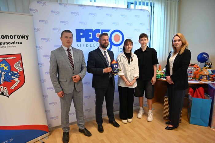 Laureaci konkursu - I miejsce, nagroda 1300 zł – Szkoła Podstawowa nr 5 w Siedlcach, klasa VII C, wychowawca p. Katarzyna Belowska-Harke, opiekun Pani Izabela Wawryniuk oraz Prezes Zarządu PEC Siedlce Wojciech Pawlik oraz Członek Zarządu Dariusz Napiórkowski