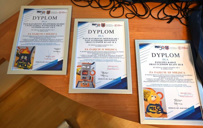 Dyplomy dla laureatów konkursu „Ciepło z Wyobraźni – stworzenie projektu maskotki jubileuszowej wraz z jej nazwą z okazji 50 – lecia Przedsiębiorstwa Energetycznego w Siedlcach Sp. z o.o”.