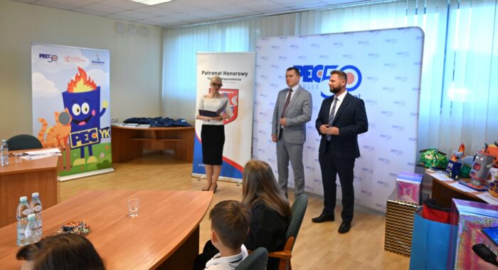 Uroczystość wręczenia nagród w konkursie „Ciepło z Wyobraźni – stworzenie projektu maskotki jubileuszowej wraz z jej nazwą z okazji 50 – lecia Przedsiębiorstwa Energetycznego w Siedlcach Sp. z o.o”, Prezes Zarządu PEC Siedlce Wojciech Pawlik oraz Członek Zarządu Dariusz Napiórkowski oraz rzecznik prasowy PEC Siedlce