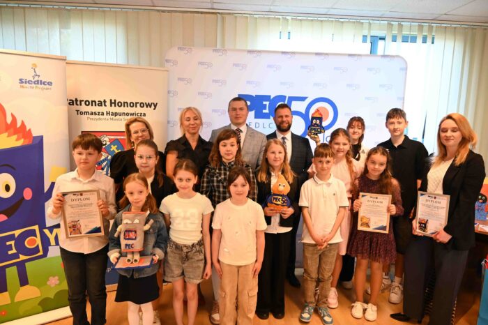 Laureaci konkursu „Ciepło z Wyobraźni – stworzenie projektu maskotki jubileuszowej wraz z jej nazwą z okazji 50 – lecia Przedsiębiorstwa Energetycznego w Siedlcach Sp. z o.o” oraz Prezes Zarządu PEC Siedlce Wojciech Pawlik oraz Członek Zarządu Dariusz Napiórkowski