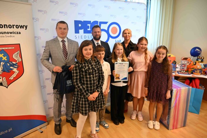 Laureaci konkursu „Ciepło z Wyobraźni – stworzenie projektu maskotki jubileuszowej wraz z jej nazwą z okazji 50 – lecia Przedsiębiorstwa Energetycznego w Siedlcach Sp. z o.o” oraz Prezes Zarządu PEC Siedlce Wojciech Pawlik oraz Członek Zarządu Dariusz Napiórkowski