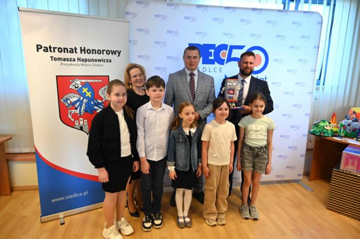 Laureaci konkursu „Ciepło z Wyobraźni – stworzenie projektu maskotki jubileuszowej wraz z jej nazwą z okazji 50 – lecia Przedsiębiorstwa Energetycznego w Siedlcach Sp. z o.o”. oraz Prezes Zarządu PEC Siedlce Wojciech Pawlik oraz Członek Zarządu Dariusz Napiórkowski