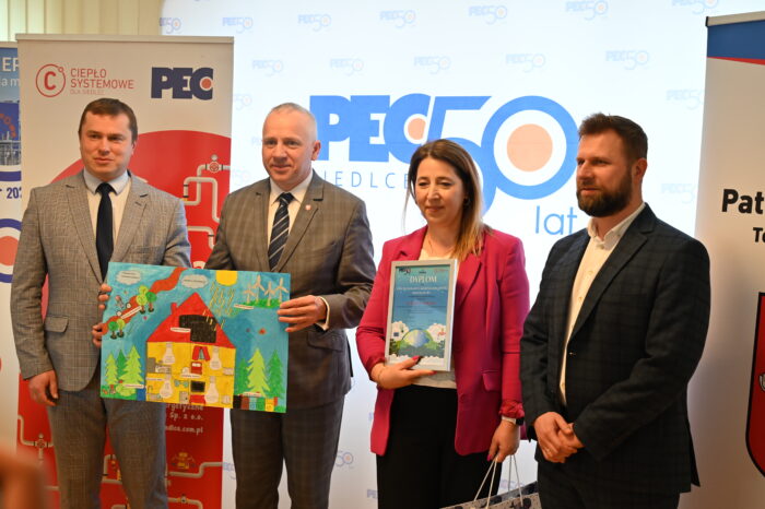 Wręczenie nagród laureatom/szkołom w konkursie powiązanym z projektem „Lekcje ciepła w Siedlcach”, od lewej Prezydent Miasta Siedlce Tomasz Hapunowicz, Członek Zarządu PEC Siedlce Dariusz Napiórkowski, wychowawca klasy/laureata w konkursie, Prezes Zarządu PEC Siedlce Wojciech Pawlik
