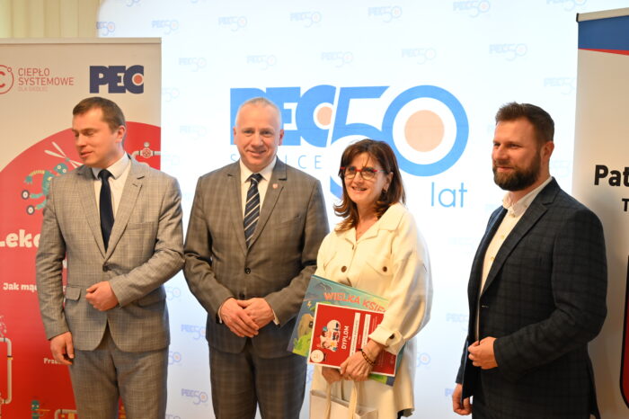 Wręczenie nagród laureatom/szkołom w konkursie powiązanym z projektem „Lekcje ciepła w Siedlcach”, od lewej Prezydent Miasta Siedlce Tomasz Hapunowicz, Członek Zarządu PEC Siedlce Dariusz Napiórkowski, wychowawca klasy/laureata w konkursie, Prezes Zarządu PEC Siedlce Wojciech Pawlik