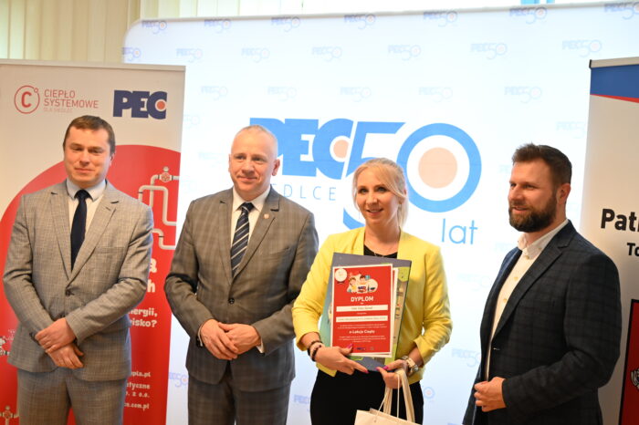 Wręczenie nagród laureatom/szkołom w konkursie powiązanym z projektem „Lekcje ciepła w Siedlcach”, od lewej Prezydent Miasta Siedlce Tomasz Hapunowicz, Członek Zarządu PEC Siedlce Dariusz Napiórkowski, wychowawca klasy/laureata w konkursie, Prezes Zarządu PEC Siedlce Wojciech Pawlik