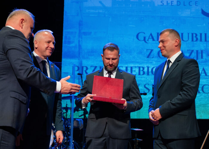 Prezydent Miasta Siedlce Tomasz Hapunowicz, Przewodniczący Rady Miasta Siedlce Robert Chojecki, Prezes Zarządu PEC Siedlce Wojciech Pawlik oraz Członek Zarządu PEC Siedlce Dariusz Napiórkowski – wręczenie upominku jubileuszowego