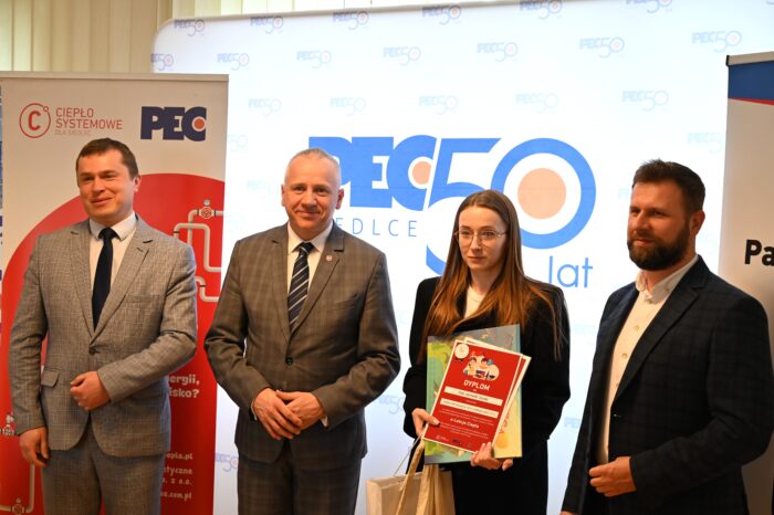 Wręczenie nagród laureatom/szkołom w konkursie powiązanym z projektem „Lekcje ciepła w Siedlcach”, od lewej Prezydent Miasta Siedlce Tomasz Hapunowicz, Członek Zarządu PEC Siedlce Dariusz Napiórkowski, wychowawca klasy/laureata w konkursie, Prezes Zarządu PEC Siedlce Wojciech Pawlik