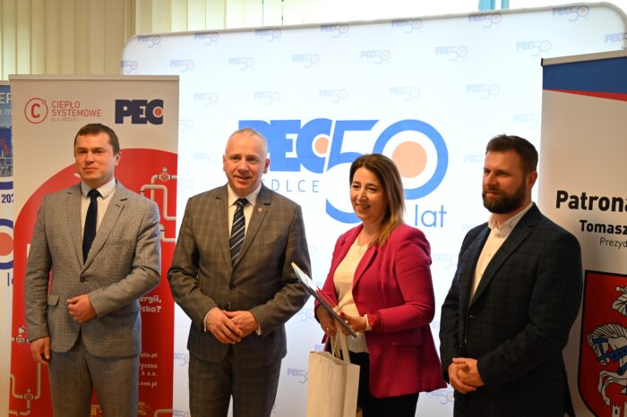 Wręczenie nagród laureatom/szkołom w konkursie powiązanym z projektem „Lekcje ciepła w Siedlcach”, od lewej Prezydent Miasta Siedlce Tomasz Hapunowicz, Członek Zarządu PEC Siedlce Dariusz Napiórkowski, wychowawca klasy/laureata w konkursie, Prezes Zarządu PEC Siedlce Wojciech Pawlik