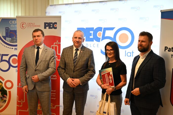 Wręczenie nagród laureatom/szkołom w konkursie powiązanym z projektem „Lekcje ciepła w Siedlcach”, od lewej Prezydent Miasta Siedlce Tomasz Hapunowicz, Członek Zarządu PEC Siedlce Dariusz Napiórkowski, wychowawca klasy/laureata w konkursie, Prezes Zarządu PEC Siedlce Wojciech Pawlik