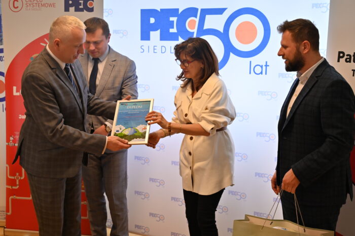 Wręczenie nagród laureatom/szkołom w konkursie powiązanym z projektem „Lekcje ciepła w Siedlcach”, od lewej Prezydent Miasta Siedlce Tomasz Hapunowicz, Członek Zarządu PEC Siedlce Dariusz Napiórkowski, wychowawca klasy/laureata w konkursie, Prezes Zarządu PEC Siedlce Wojciech Pawlik