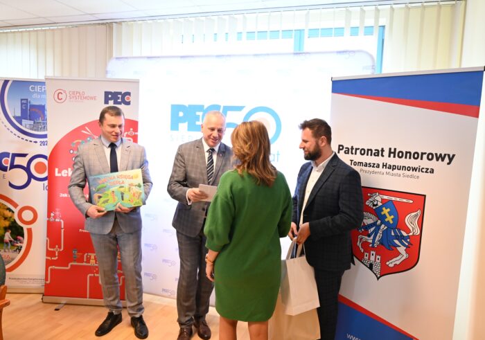 Wręczenie nagród laureatom/szkołom w konkursie powiązanym z projektem „Lekcje ciepła w Siedlcach”, od lewej Członek Zarządu PEC Siedlce Dariusz Napiórkowski, Prezydent Miasta Siedlce Tomasz Hapunowicz, Prezes Zarządu PEC Siedlce Wojciech Pawlik
