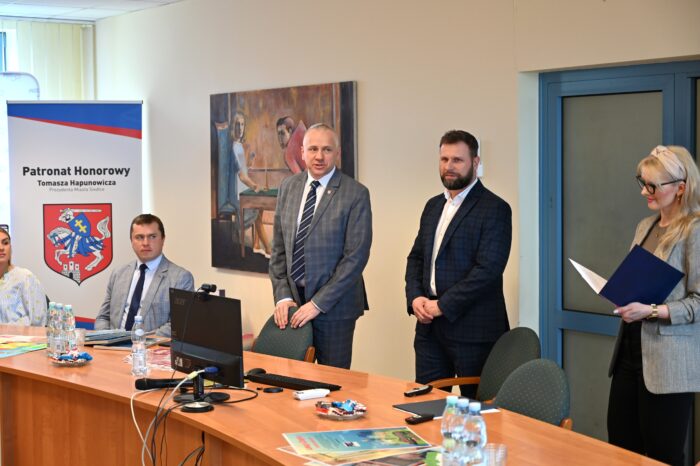 Uroczyste zakończenie projektu edukacyjno-ekologicznego „Lekcji ciepła w Siedlcach”, od lewej nauczycielka jednej ze szkół biorących udział w projekcie, Członek Zarządu PEC Siedlce Dariusz Napiórkowski, Prezydent Miasta Siedlce Tomasz Hapunowicz, Prezes Zarządu PEC Siedlce Wojciech Pawlik, rzecznik prasowy PEC Siedlce