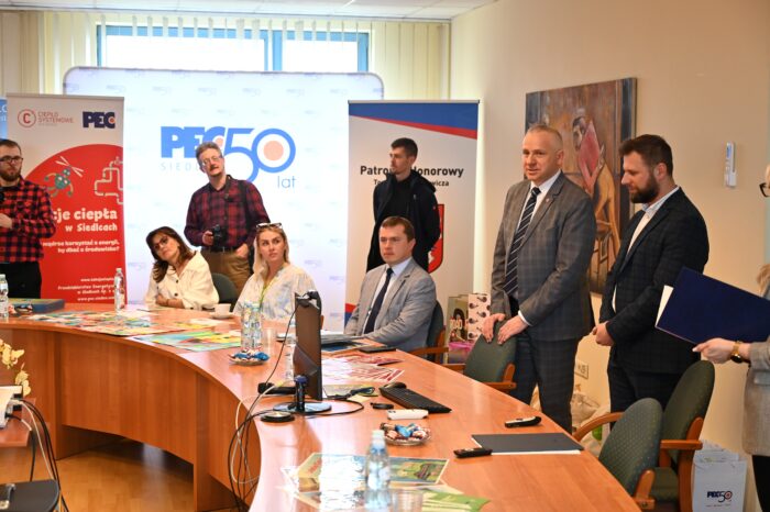 Uroczyste zakończenie projektu edukacyjno-ekologicznego „Lekcji ciepła w Siedlcach”, od lewej nauczyciele szkół biorących udział w projekcie, Członek Zarządu PEC Siedlce Dariusz Napiórkowski, Prezydent Miasta Siedlce Tomasz Hapunowicz, Prezes Zarządu PEC Siedlce Wojciech Pawlik oraz przedstawiciele lokalnych mediów