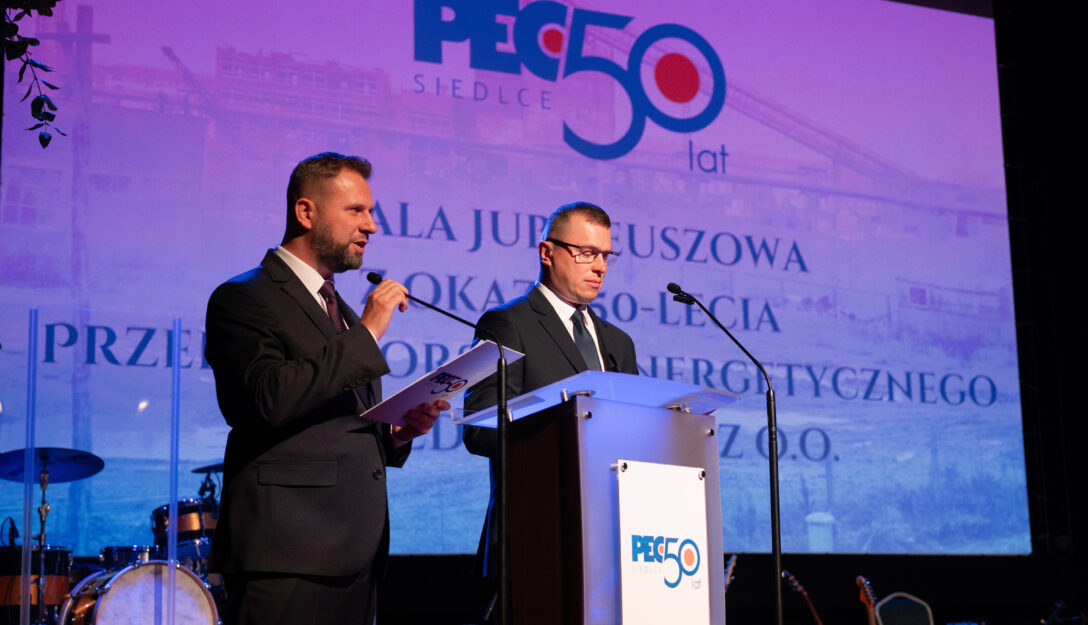 Przemowa Prezesa Zarządu Przedsiębiorstwa Energetycznego w Siedlcach Sp. z o.o. Wojciecha Pawlika podczas gali jubileuszowej, w tle Członek Zarządu
