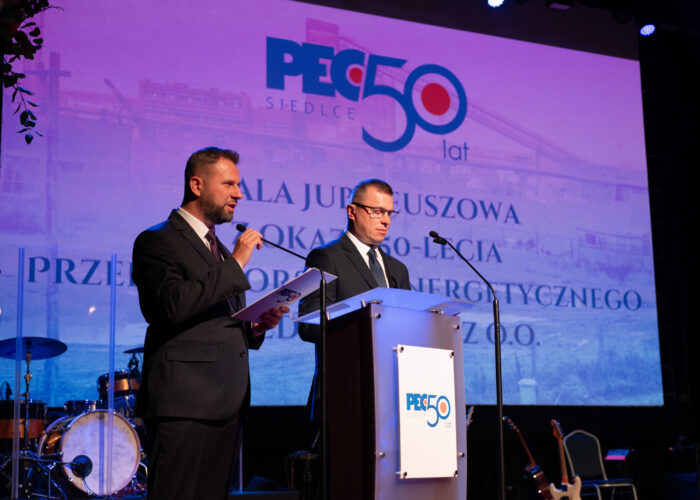 Przemowa Prezesa Zarządu Przedsiębiorstwa Energetycznego w Siedlcach Sp. z o.o. Wojciecha Pawlika podczas gali jubileuszowej, w tle Członek Zarządu