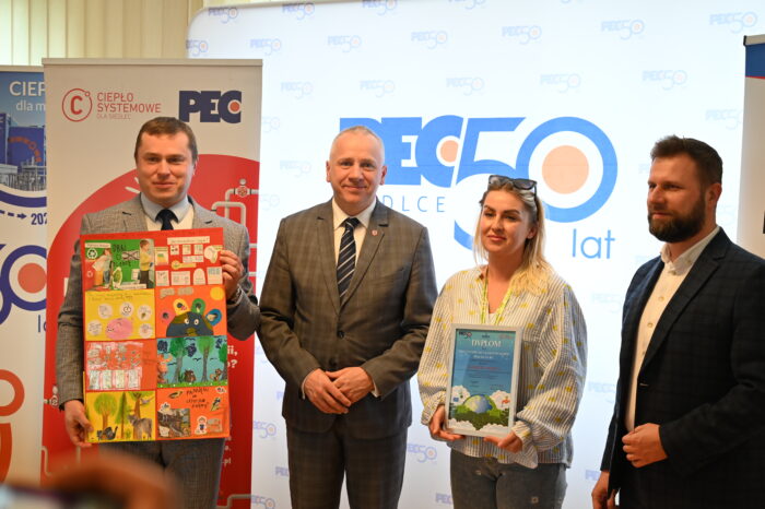 Wręczenie nagród laureatom/szkołom w konkursie powiązanym z projektem „Lekcje ciepła w Siedlcach”, od lewej Prezydent Miasta Siedlce Tomasz Hapunowicz, Członek Zarządu PEC Siedlce Dariusz Napiórkowski, wychowawca klasy/laureata w konkursie, Prezes Zarządu PEC Siedlce Wojciech Pawlik