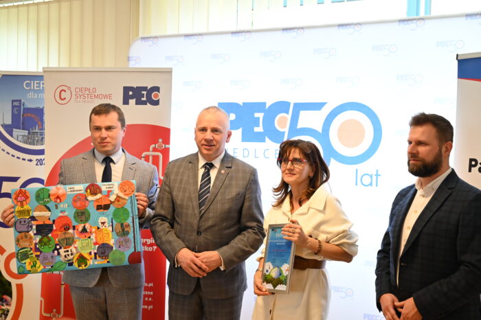 Wręczenie nagród laureatom/szkołom w konkursie powiązanym z projektem „Lekcje ciepła w Siedlcach”, od lewej Prezydent Miasta Siedlce Tomasz Hapunowicz, Członek Zarządu PEC Siedlce Dariusz Napiórkowski, wychowawca klasy/laureata w konkursie, Prezes Zarządu PEC Siedlce Wojciech Pawlik