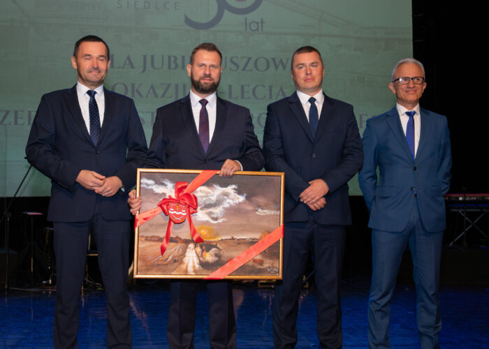 Zdjęcie pamiątkowe Starosta Siedlecki Karol Tchórzewski, Prezes Zarządu PEC Siedlce Wojciech Pawlik, Członek Zarządu PEC Siedlce Dariusz Napiórkowski, Dyrektor Techniczny PEC Siedlce Krzysztof Figat