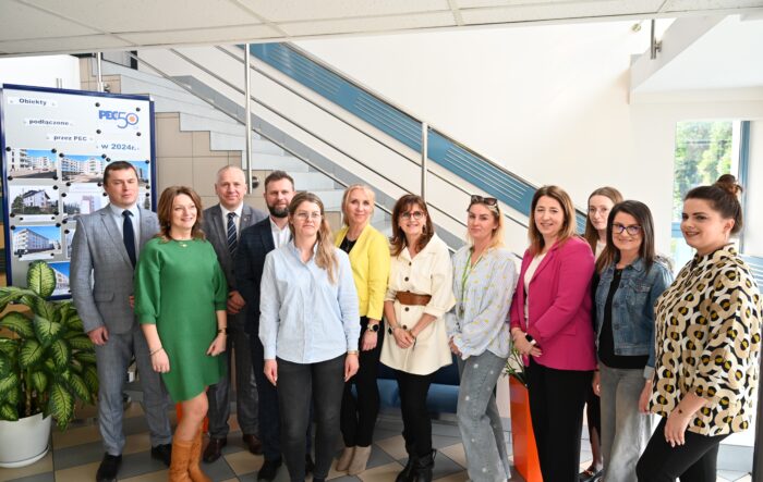 Pamiątkowe zdjęcie uczestników/nauczycieli reprezentujących klasy, VII edycji projektu edukacyjno-ekologicznego „Lekcji ciepła w Siedlcach” ,przedstawiciele zarządu PEC Siedlce oraz prezydent Miasta Siedlce Tomasz Hapunowicz