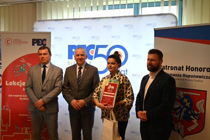 Wręczenie nagród laureatom/szkołom w konkursie powiązanym z projektem „Lekcje ciepła w Siedlcach”, od lewej Prezydent Miasta Siedlce Tomasz Hapunowicz, Członek Zarządu PEC Siedlce Dariusz Napiórkowski, wychowawca klasy/laureata w konkursie, Prezes Zarządu PEC Siedlce Wojciech Pawlik
