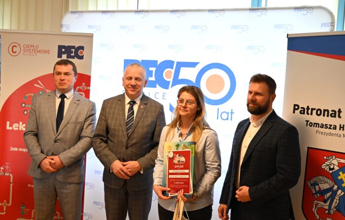 Wręczenie nagród laureatom/szkołom w konkursie powiązanym z projektem „Lekcje ciepła w Siedlcach”, od lewej Prezydent Miasta Siedlce Tomasz Hapunowicz, Członek Zarządu PEC Siedlce Dariusz Napiórkowski, wychowawca klasy/laureata w konkursie, Prezes Zarządu PEC Siedlce Wojciech Pawlik