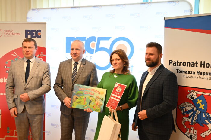 Wręczenie nagród laureatom/szkołom w konkursie powiązanym z projektem „Lekcje ciepła w Siedlcach”, od lewej Prezydent Miasta Siedlce Tomasz Hapunowicz, Członek Zarządu PEC Siedlce Dariusz Napiórkowski, wychowawca klasy/laureata w konkursie, Prezes Zarządu PEC Siedlce Wojciech Pawlik