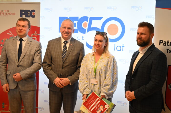 Wręczenie nagród laureatom/szkołom w konkursie powiązanym z projektem „Lekcje ciepła w Siedlcach”, od lewej Prezydent Miasta Siedlce Tomasz Hapunowicz, Członek Zarządu PEC Siedlce Dariusz Napiórkowski, wychowawca klasy/laureata w konkursie, Prezes Zarządu PEC Siedlce Wojciech Pawlik