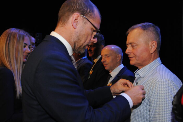Ceremonia odznaczeń pracowników przez Wicewojewodę Mazowieckiego Roberta Sitnika