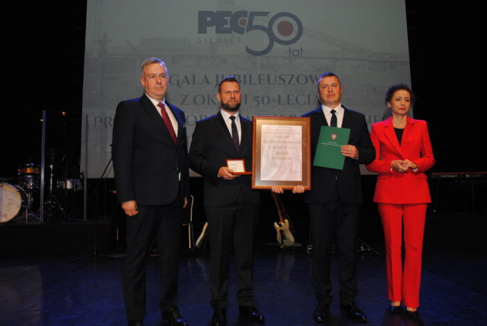 Zdjęcie pamiątkowe od lewej Krzysztof Chaberski Radny Sejmiku Województwa Mazowieckiego, Prezes Zarządu PEC Siedlce Wojciech Pawlik, Członek Zarządu PEC Siedlce Dariusz Napiórkowski, Magdalena Sałata Dyrektor Delegatury w Siedlcach Urzędu Marszałkowskiego Województwa Mazowieckiego – wręczenie nagrody dla spółki Medal „PRO MASOVIA”