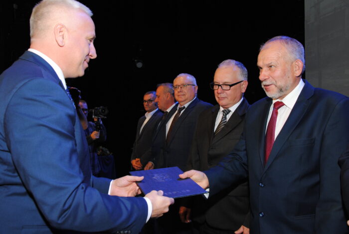Ceremonia odznaczeń pracowników – wręczenie dyplomów uznania przez Prezydenta Miasta Siedlce Tomasza Hapunowicza