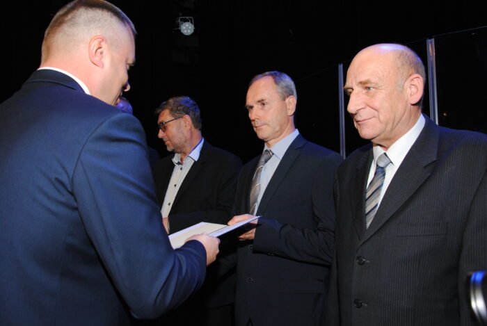 Ceremonia odznaczeń pracowników – wręczenie dyplomów uznania przez Prezesa Zarządu PEC Siedlce Wojciecha Pawlika