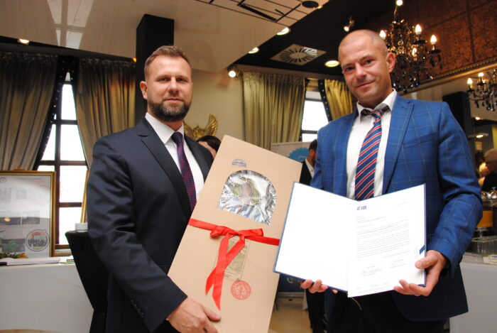 Pamiątkowe zdjęcie od lewej Prezes Zarządu PEC Siedlce Wojciech Pawlik oraz przedstawiciel firmy EIB S.A.