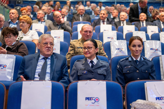 Pamiątkowe zdjęcie uczestników gali jubileuszowej