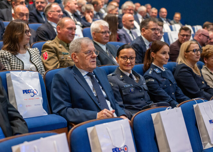 Pamiątkowe zdjęcie uczestników gali jubileuszowej