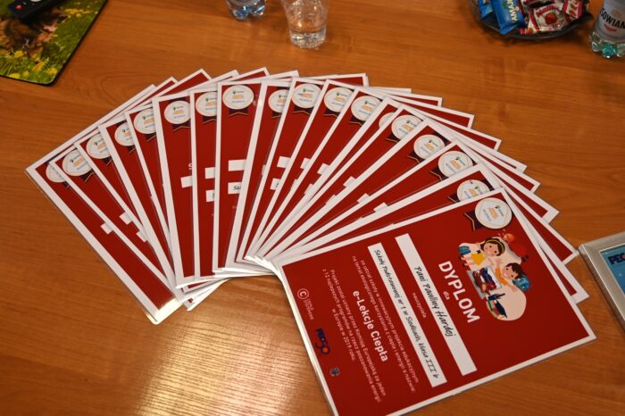 Dyplomy dla laureatów konkursu.