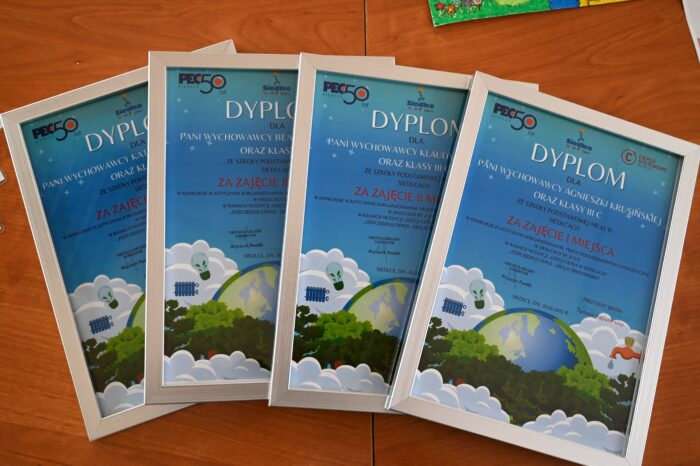 Dyplomy dla laureatów konkursu.