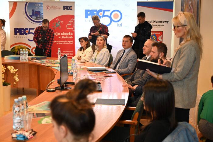 Uroczyste zakończenie projektu edukacyjno-ekologicznego „Lekcji ciepła w Siedlcach”, nauczyciele biorący udział w projekcie, przedstawiciele lokalnych mediów, Członek Zarządu PEC Siedlce Dariusz Napiórkowski, Prezydent Miasta Siedlce Tomasz Hapunowicz, Prezes Zarządu PEC Siedlce Wojciech Pawlik, rzecznik prasowy PEC Siedlce