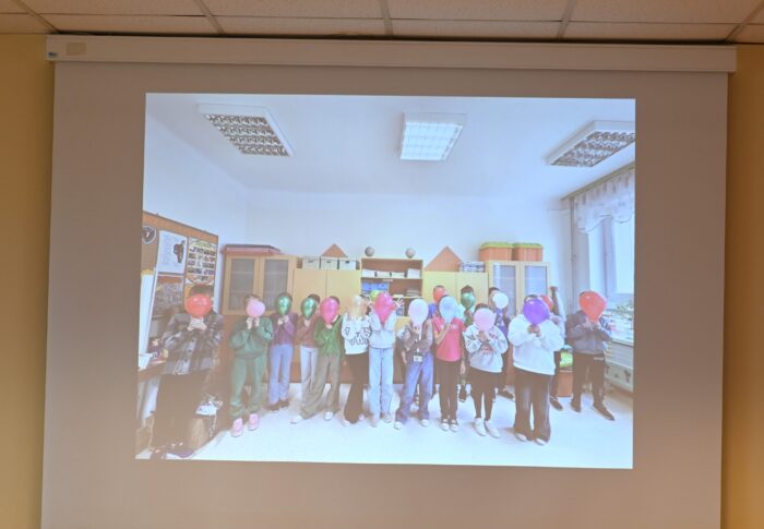 Zdjęcie z przeprowadzonych w klasach zajęć w ramach projektu edukacyjno-ekologicznego „Lekcji ciepła w Siedlcach”