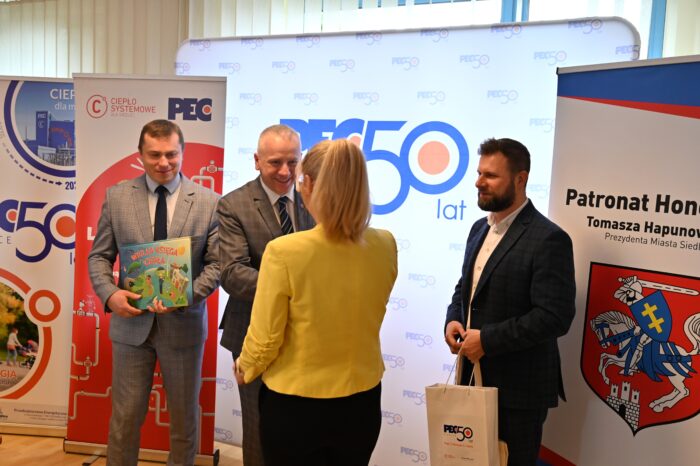 Wręczenie nagród laureatom/szkołom w konkursie powiązanym z projektem „Lekcje ciepła w Siedlcach”, od lewej Prezydent Miasta Siedlce Tomasz Hapunowicz, Członek Zarządu PEC Siedlce Dariusz Napiórkowski, wychowawca klasy/laureata w konkursie, Prezes Zarządu PEC Siedlce Wojciech Pawlik