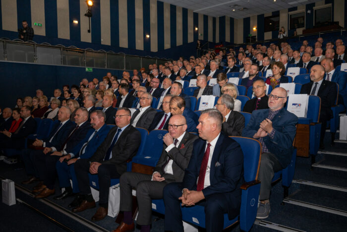 Pamiątkowe zdjęcie uczestników gali jubileuszowej