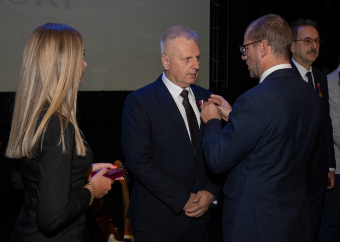 Ceremonia odznaczeń pracowników przez Wicewojewodę Mazowieckiego Roberta Sitnika