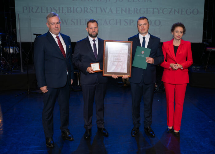 Zdjęcie pamiątkowe od lewej Krzysztof Chaberski Radny Sejmiku Województwa Mazowieckiego, Prezes Zarządu PEC Siedlce Wojciech Pawlik, Członek Zarządu PEC Siedlce Dariusz Napiórkowski, Magdalena Sałata Dyrektor Delegatury w Siedlcach Urzędu Marszałkowskiego Województwa Mazowieckiego – wręczenie nagrody dla spółki Medal „PRO MASOVIA”