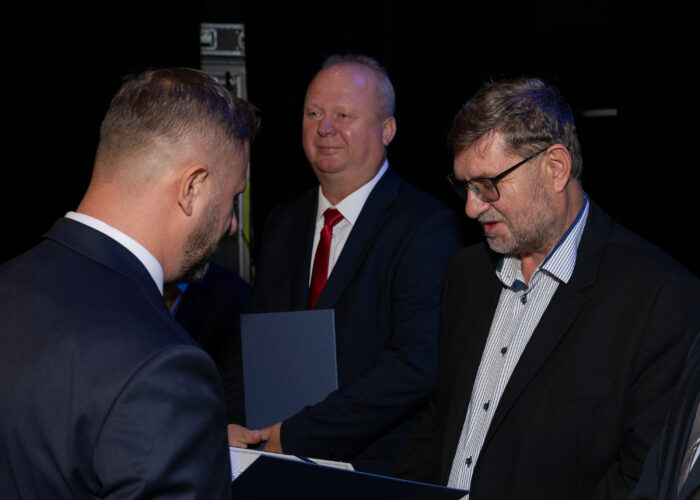 Ceremonia odznaczeń pracowników - wręczenie dyplomów uznania przez Prezesa Zarządu PEC Siedlce Wojciecha Pawlika