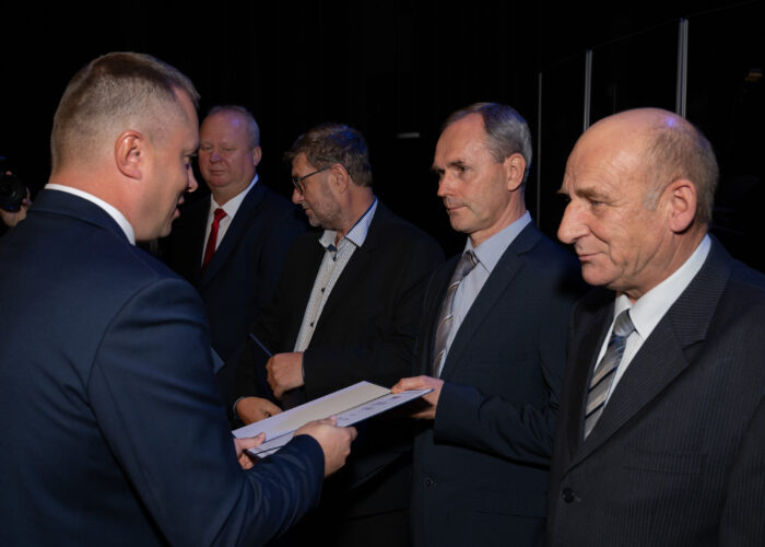 Ceremonia odznaczeń pracowników - wręczenie dyplomów uznania przez Członka Zarządu PEC Siedlce Dariusza Napiórkowskiego