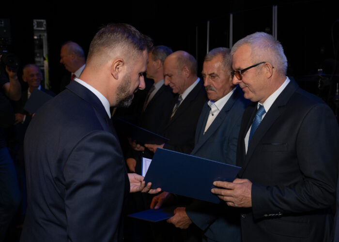 Ceremonia odznaczeń pracowników - wręczenie dyplomów uznania przez Prezesa Zarządu PEC Siedlce Wojciecha Pawlika