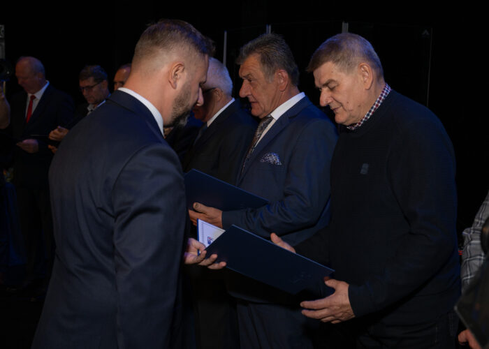 Ceremonia odznaczeń pracowników - wręczenie dyplomów uznania przez Prezesa Zarządu PEC Siedlce Wojciecha Pawlika