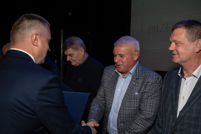 Ceremonia odznaczeń pracowników - wręczenie dyplomów uznania przez Członka Zarządu PEC Siedlce Dariusza Napiórkowskiego